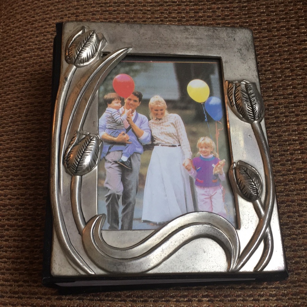 NWOT Silver plated, three dimensional, and black felt photo album by Godinger
